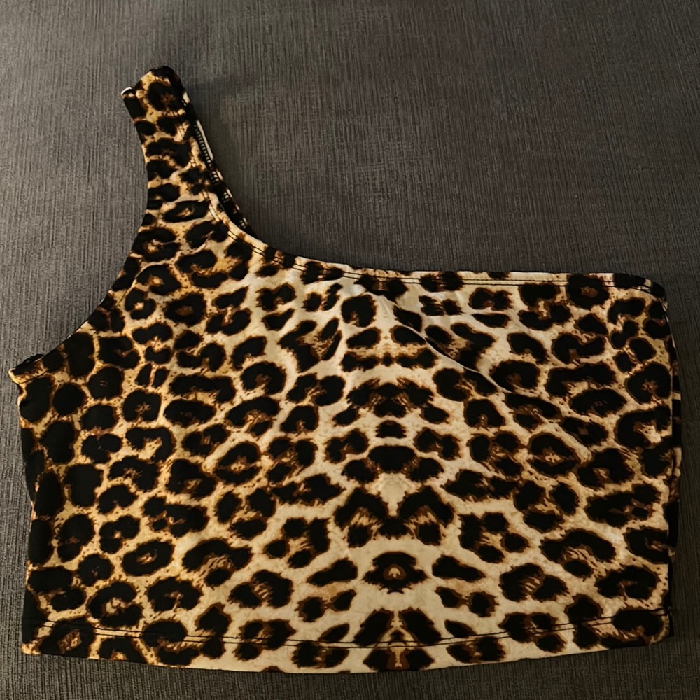 one shoulder cheetah print crop top🤎